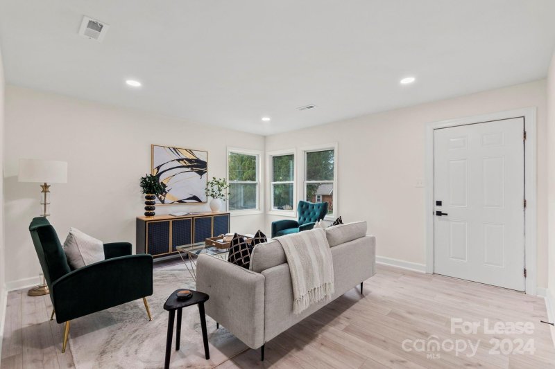 Property image 4 at 4021 Sunnycrest Lane, Charlotte, NC 28217