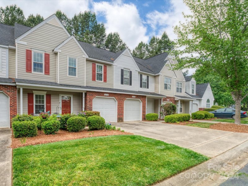 Property image 2 at 10110 University Park Lane, Charlotte, NC 28213