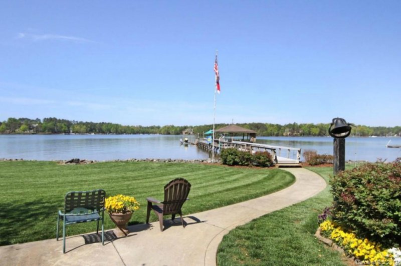 112 Breezeview Place