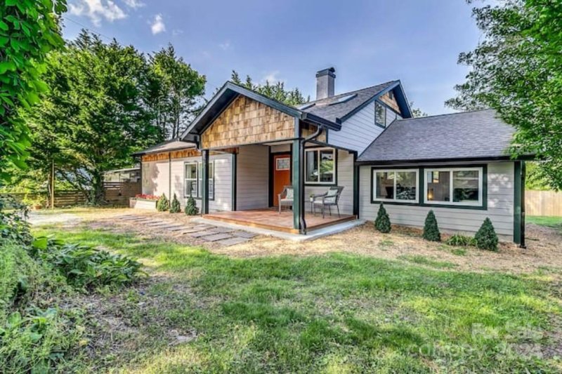 Property image 2 at 342 Courtland Boulevard, Hendersonville, NC 28791