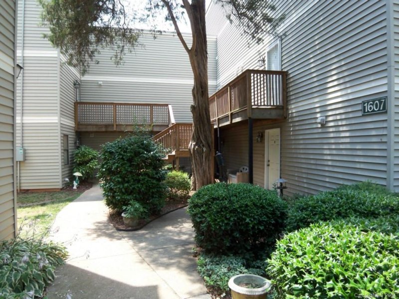 1607 Merry Oaks Road