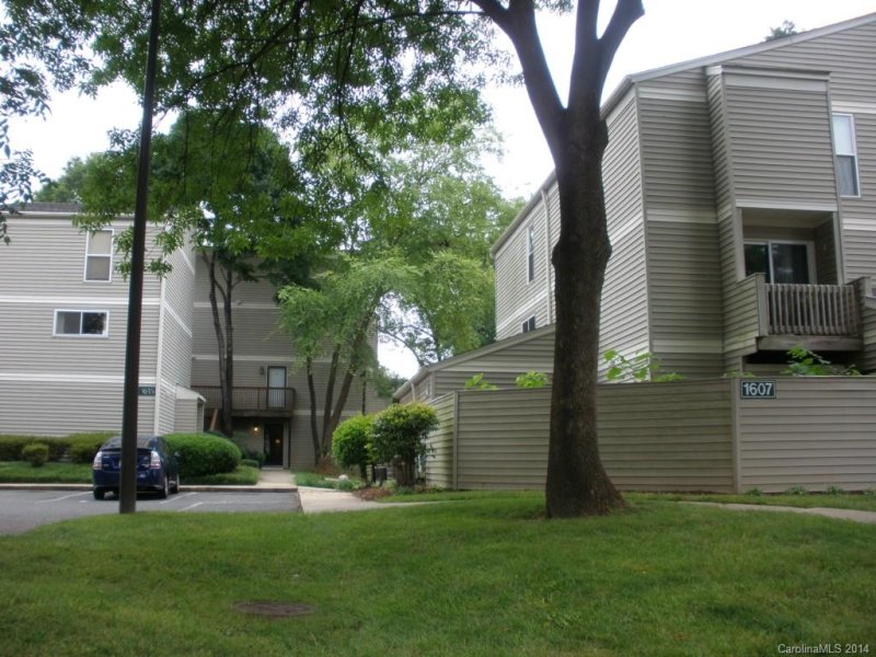 Property image 3 at 1607 Merry Oaks Road, Charlotte, NC 28205