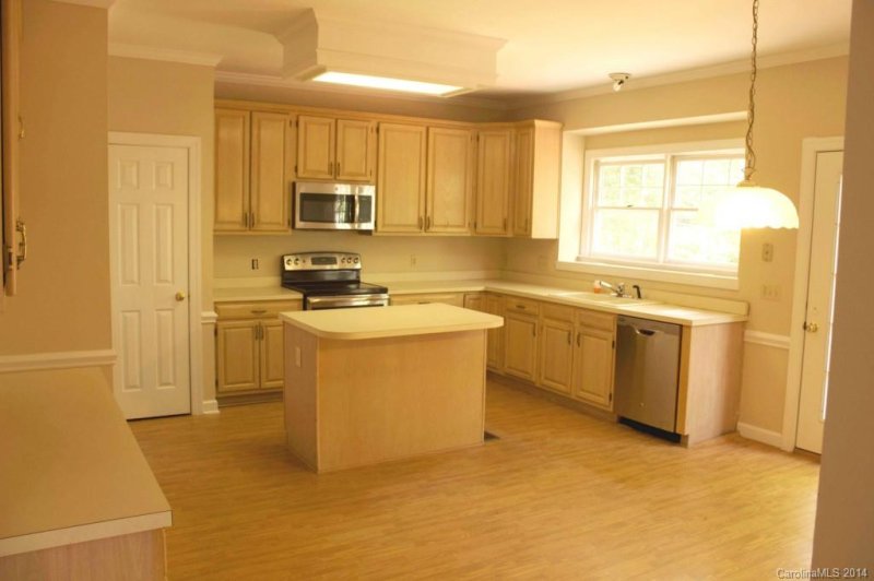 Property image 2 at 5025 Ridgetop Trail, Charlotte, NC 28215