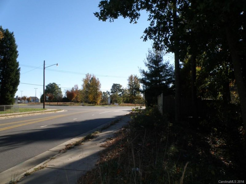 Property image 3 at 933 E Center Avenue, Mooresville, NC 28115