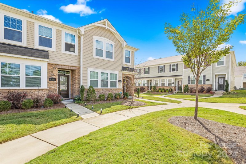 Property image 2 at 11040 Chalkbark Lane, Charlotte, NC 28262