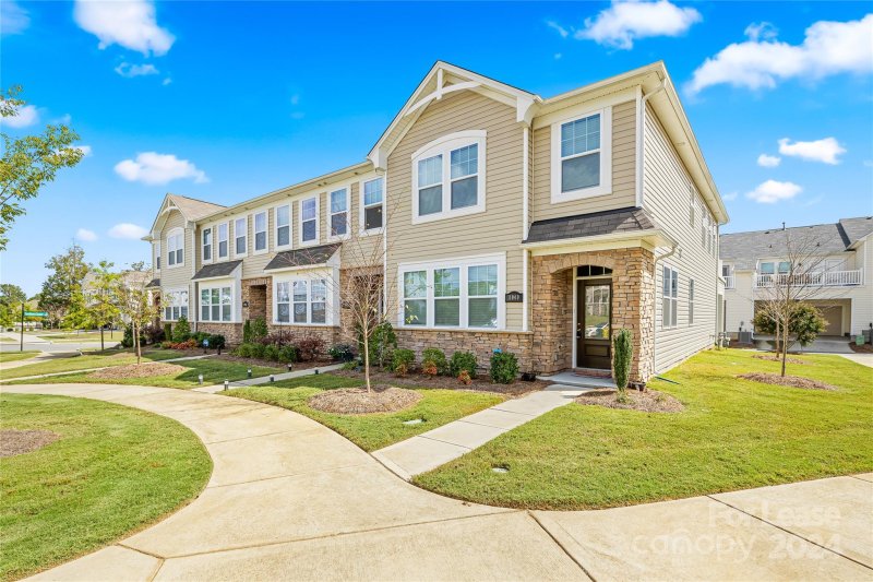 Property image 3 at 11040 Chalkbark Lane, Charlotte, NC 28262