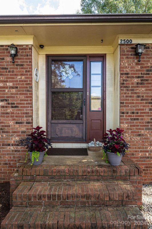 Property image 4 at 2500 Pinoak Drive, Hickory, NC 28602