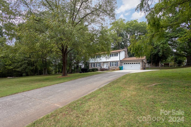 Property image 2 at 734 Willow Lane, Harrisburg, NC 28075