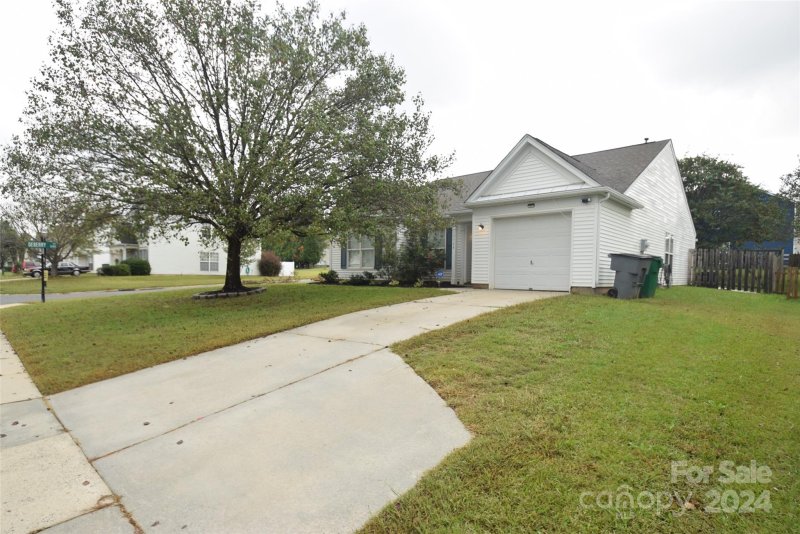 Property image 2 at 10324 Roundleaf Drive, Charlotte, NC 28213