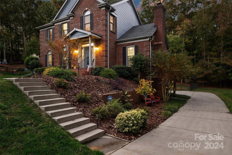 Property image 2 at 205 Rosedale Lane, Matthews, NC 28105