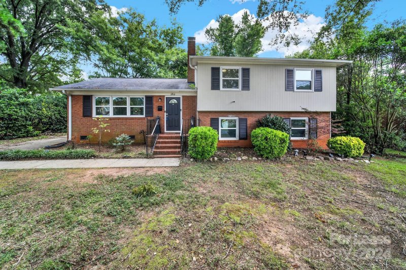 Property image 3 at 2912 Dunaire Drive, Charlotte, NC 28205