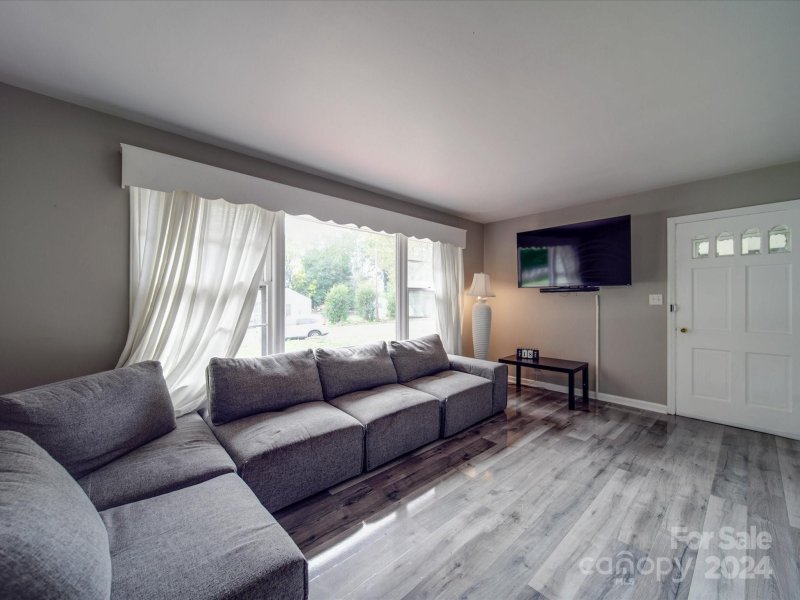 Property image 4 at 2301 Shamrock Drive, Charlotte, NC 28205