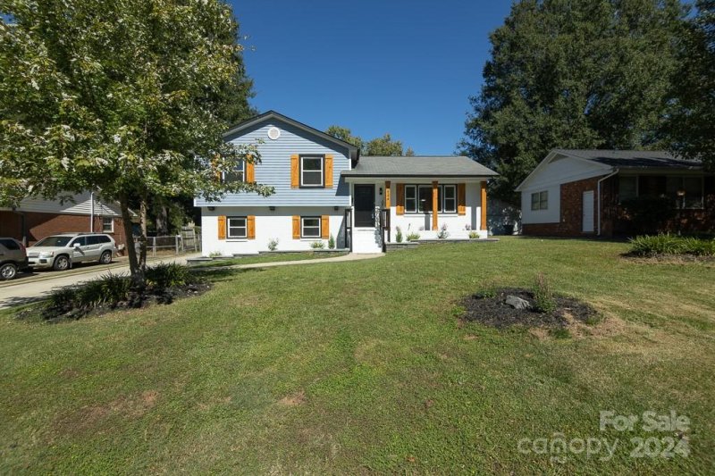 Property image 3 at 4424 Mapleleaf Lane, Charlotte, NC 28208