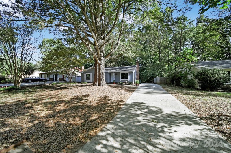 Property image 3 at 8415 Huntdale Court, Charlotte, NC 28212