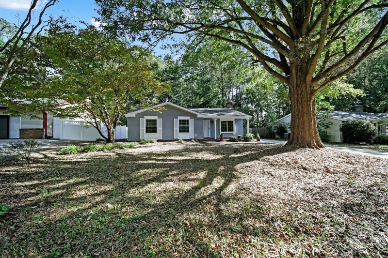 Property image 4 at 8415 Huntdale Court, Charlotte, NC 28212