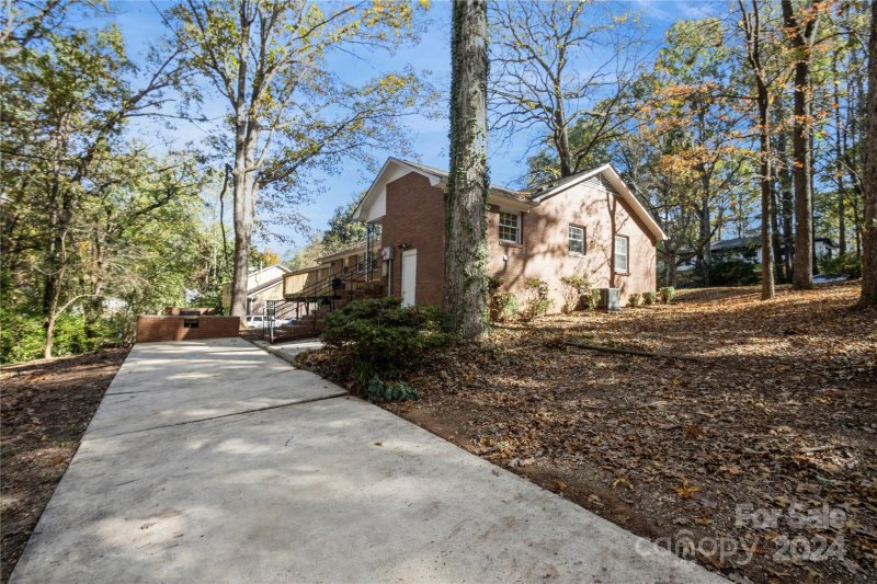Property image 3 at 4601 Easthaven Drive, Charlotte, NC 28212