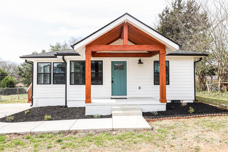 Property image 2 at 609 Seldon Drive, Charlotte, NC 28216