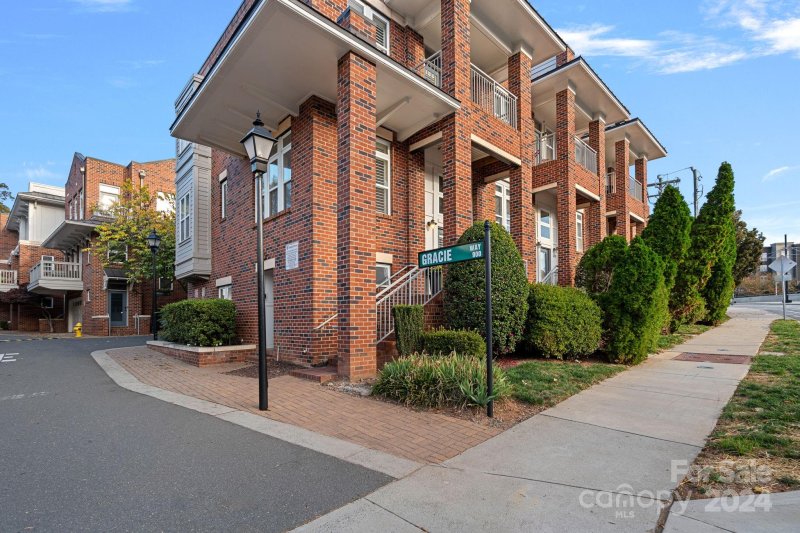 Property image 2 at 605 Hawthorne Lane, Charlotte, NC 28204