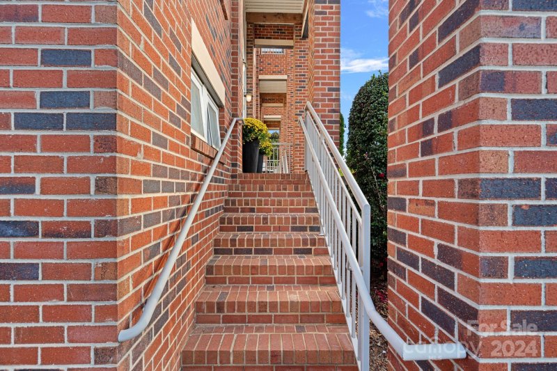 Property image 4 at 605 Hawthorne Lane, Charlotte, NC 28204