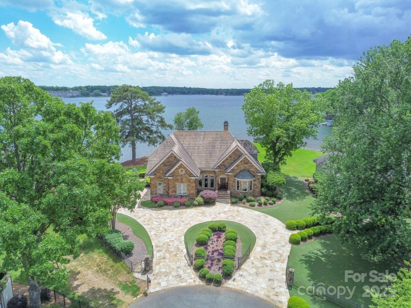 Point Largo, Cornelius Community