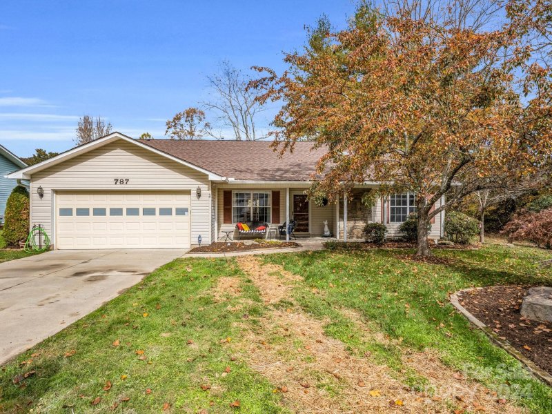 Property image 3 at 787 W Saint Johns Way, Hendersonville, NC 28791