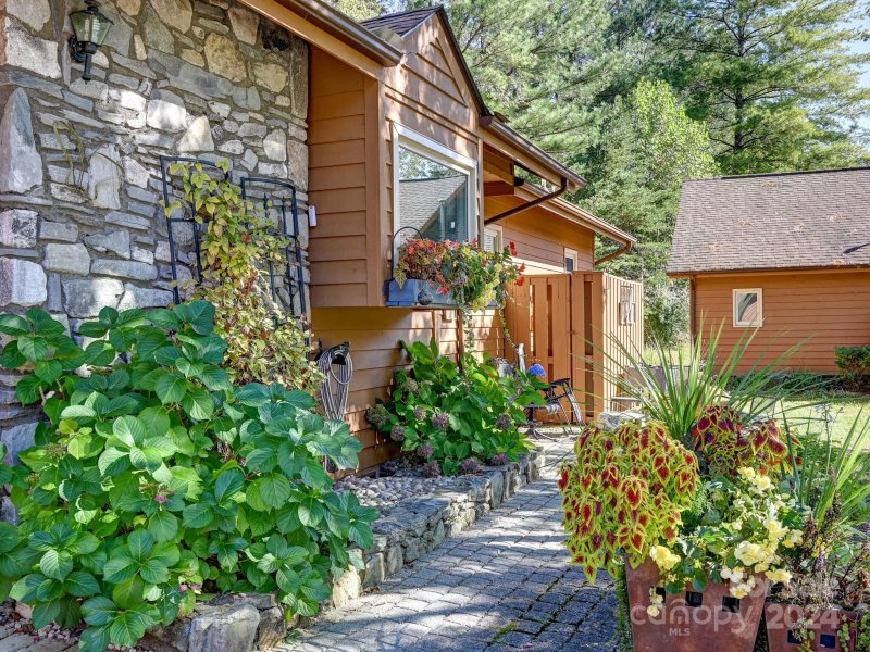 Property image 2 at 20 Foxglove Court, Asheville, NC 28805