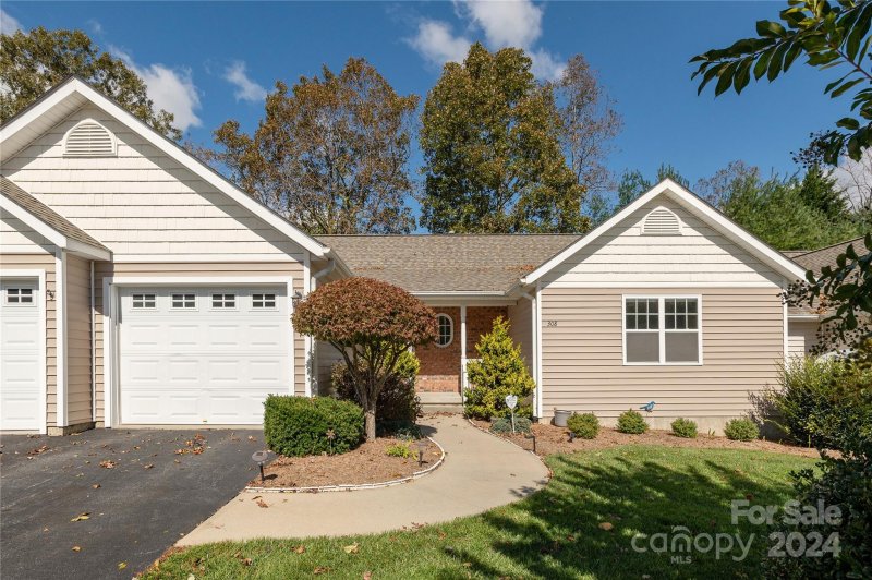 Property image 3 at 308 Charlestown Drive, Hendersonville, NC 28792