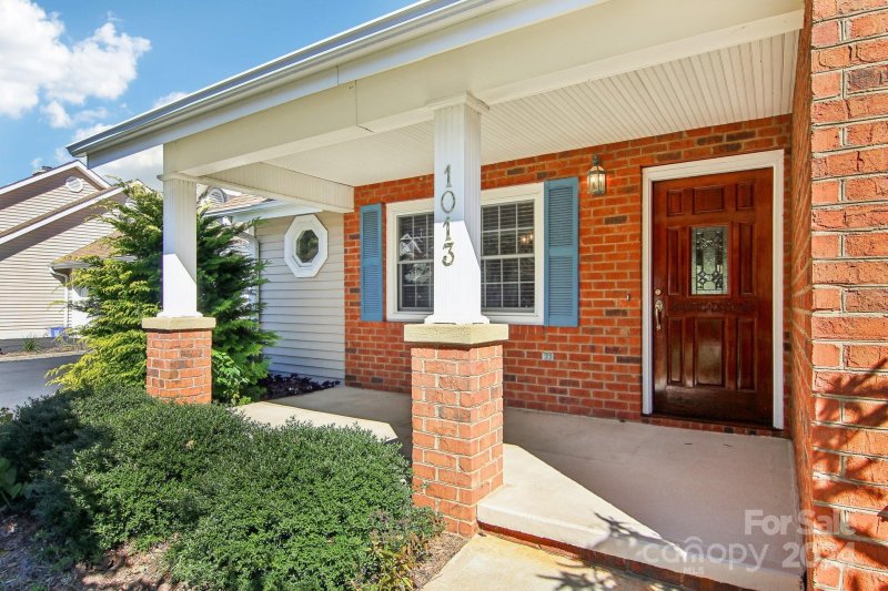 Property image 3 at 1013 Saddlebrook Drive, Hendersonville, NC 28739