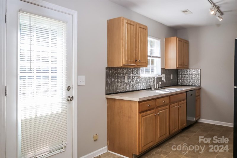 Property image 5 at 1303 Crandon Drive, Charlotte, NC 28216