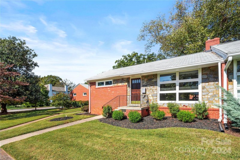 Property image 3 at 4749 Woodlark Lane, Charlotte, NC 28211