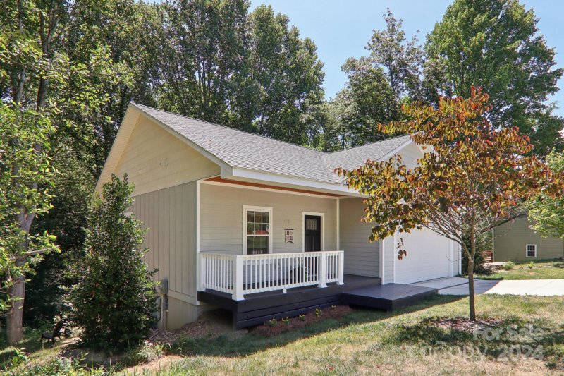 Property image 2 at 113 S Briarcreek Court, Hendersonville, NC 28739