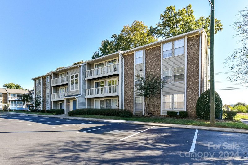 Property image 2 at 1649 Arlyn Circle, Charlotte, NC 28213