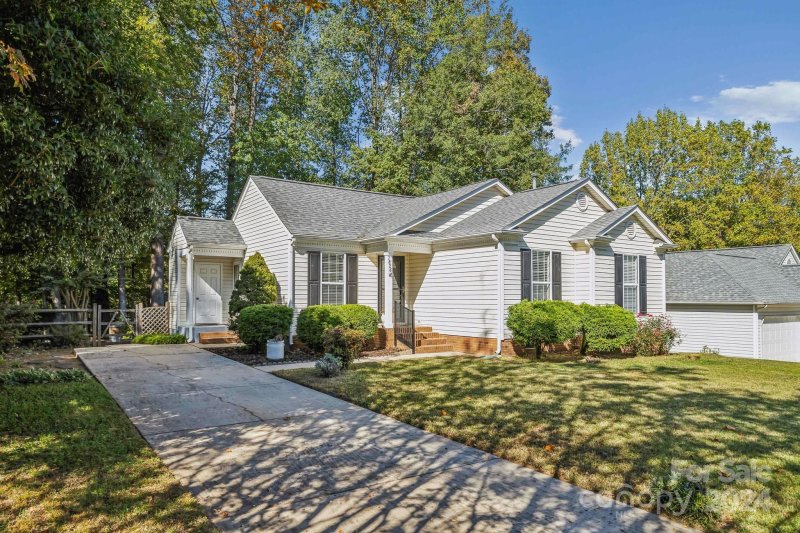 Property image 2 at 7826 Ambleside Drive, Charlotte, NC 28216