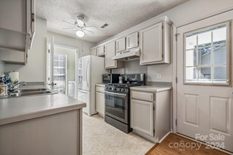 Property image 3 at 7826 Ambleside Drive, Charlotte, NC 28216