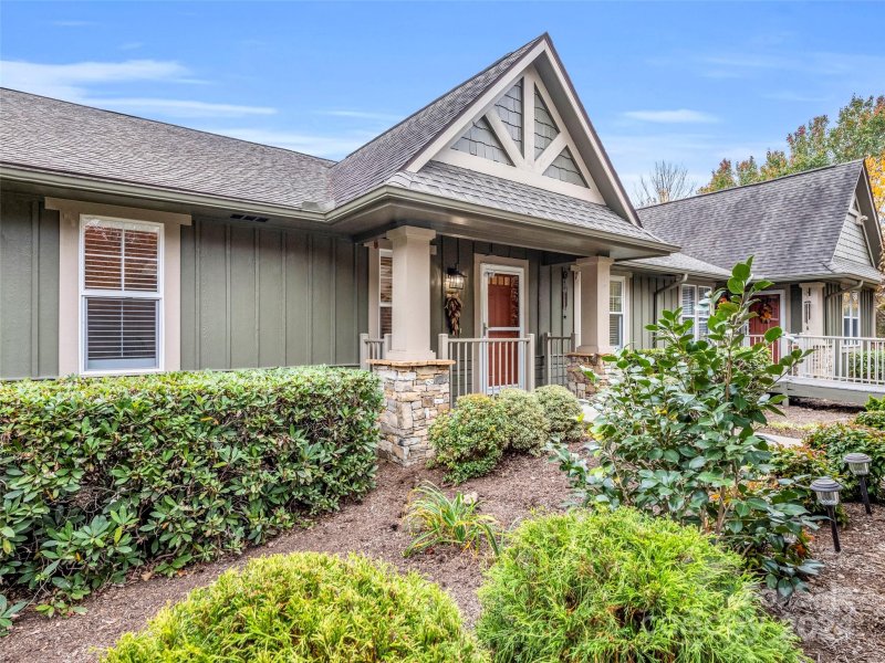 Property image 3 at 402 Fox Den Court, Hendersonville, NC 28792