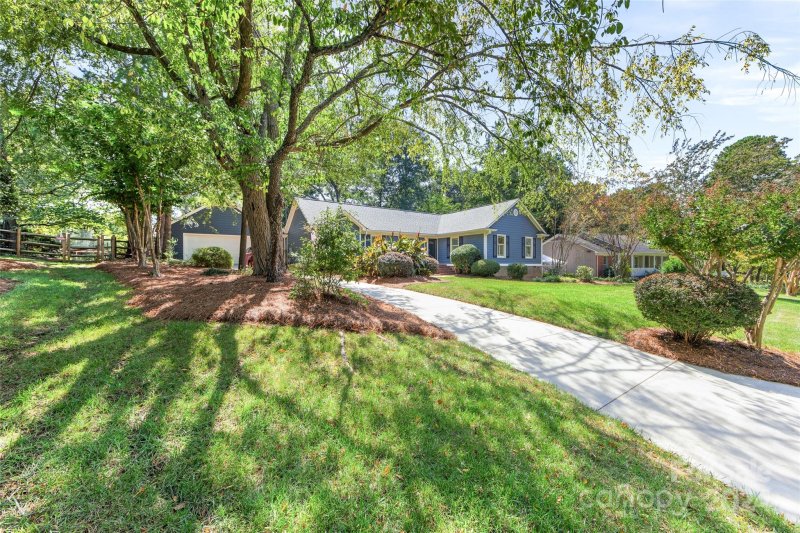 Property image 3 at 1808 E Barden Road, Charlotte, NC 28226