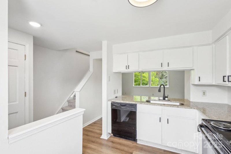 Property image 3 at 9424 Lexington Circle, Charlotte, NC 28213