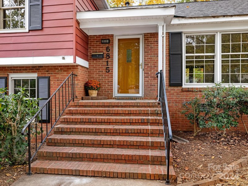 Property image 3 at 6815 Somersworth Drive, Charlotte, NC 28215