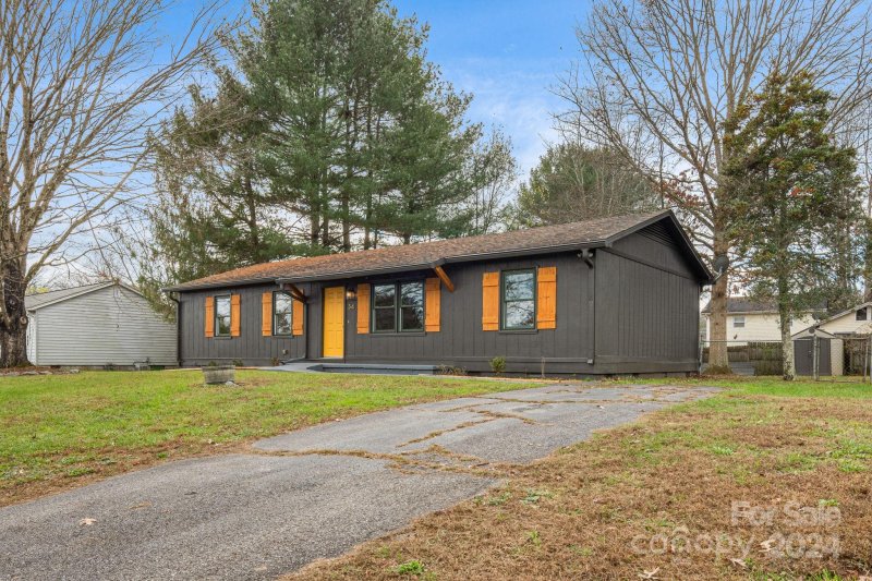 Property image 2 at 34 E Silverleaf Drive, Hendersonville, NC 28739