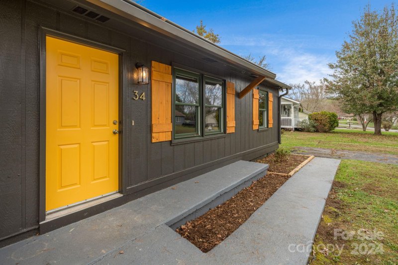 Property image 3 at 34 E Silverleaf Drive, Hendersonville, NC 28739