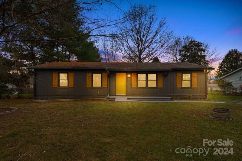 Property image 4 at 34 E Silverleaf Drive, Hendersonville, NC 28739