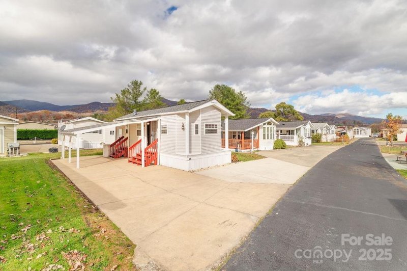 Property image 2 of 52 Strollers Lane in Summer Place, Waynesville, NC 28785