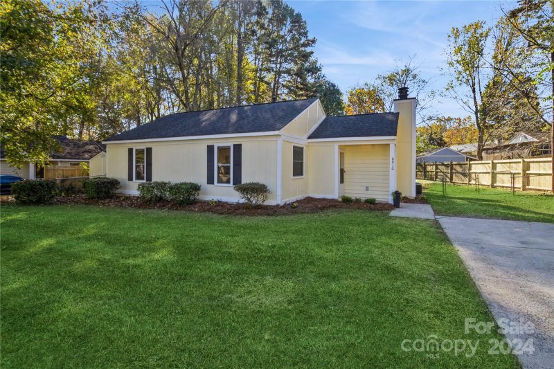 Property image 3 at 6010 Woodthrush Drive, Charlotte, NC 28227