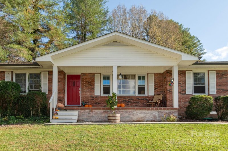 Property image 2 at 393 Wayside Lane, Hendersonville, NC 28792