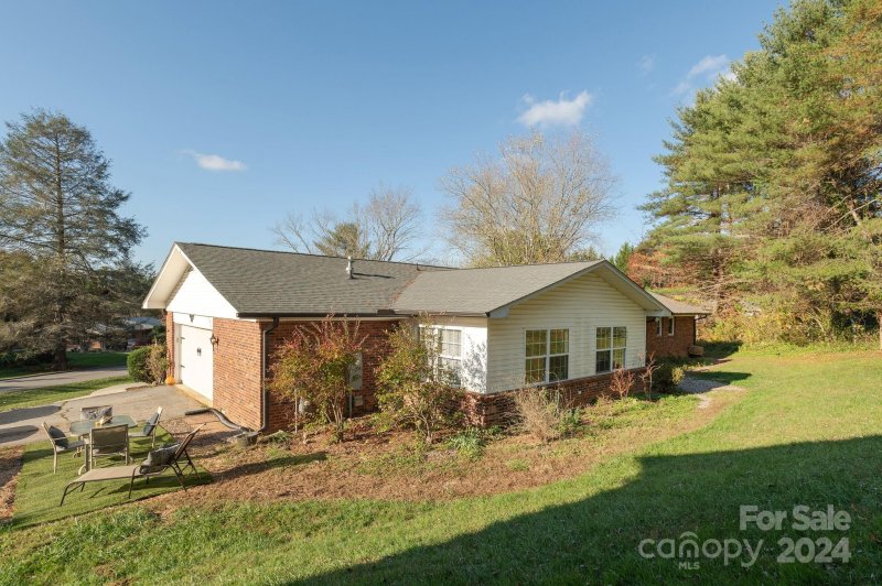 Property image 3 at 393 Wayside Lane, Hendersonville, NC 28792