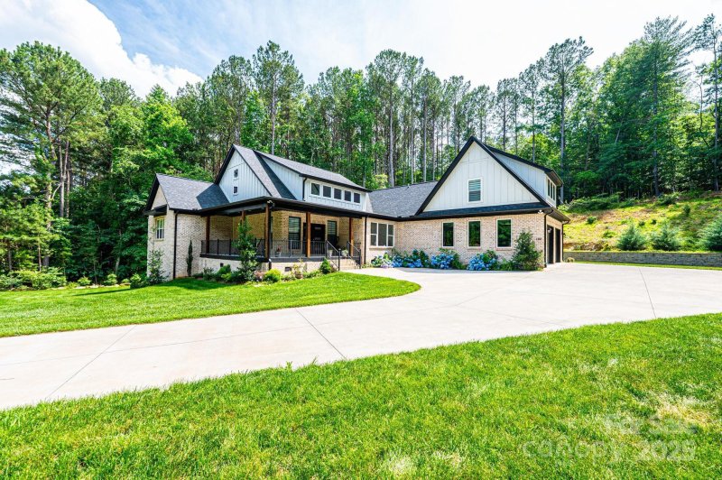 Property image 2 of 100 White Fawn Circle in River Bend, Granite Falls, NC 28630