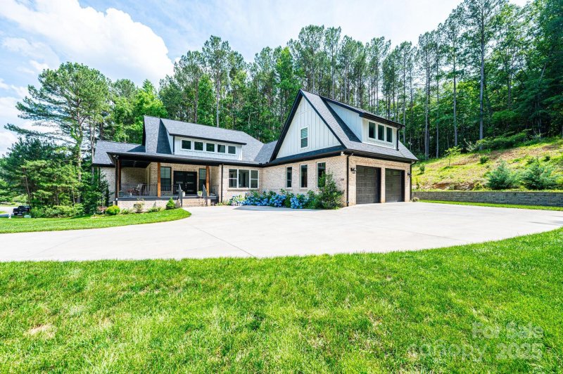 Property image 3 of 100 White Fawn Circle in River Bend, Granite Falls, NC 28630