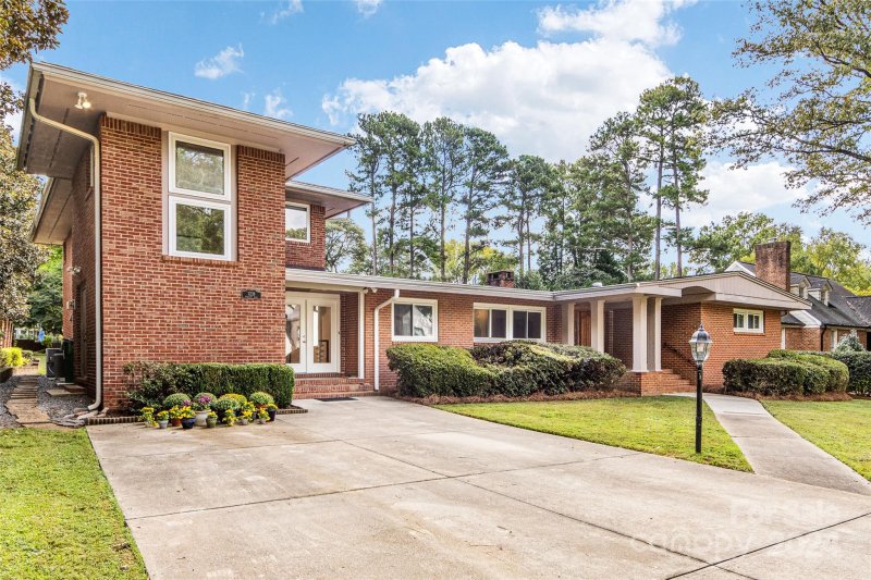 Property image 3 at 3239 Foxcroft Road, Charlotte, NC 28211