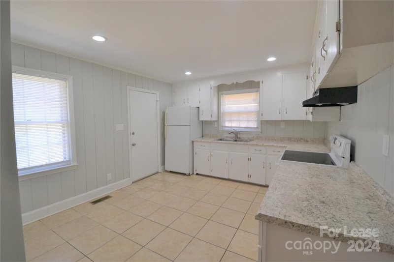 Property image 4 at 3844 Crestridge Drive, Charlotte, NC 28217