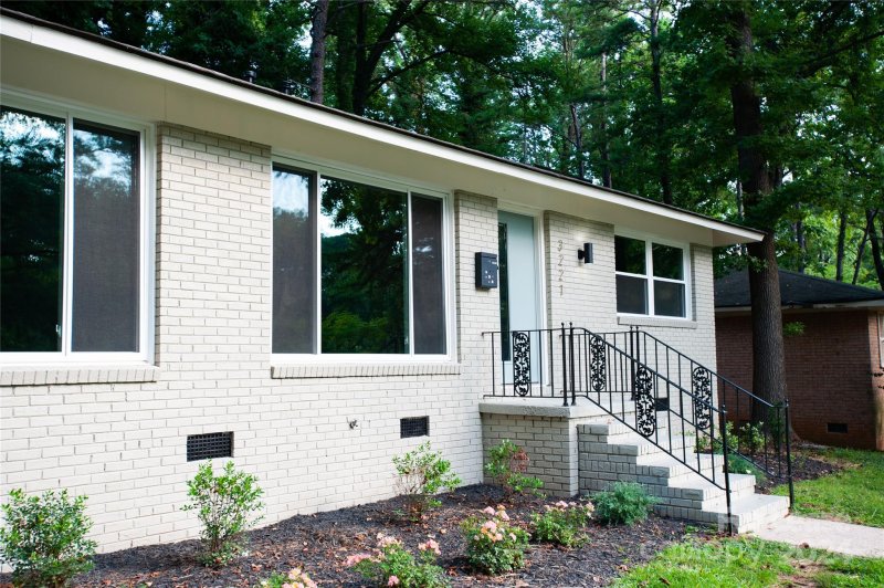 Property image 2 at 3221 Erskine Drive, Charlotte, NC 28205